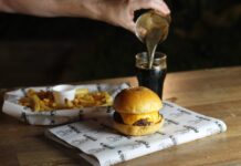 Van Been e Freak’s Smoked & Grill celebram o Dia Mundial do Hambúrguer