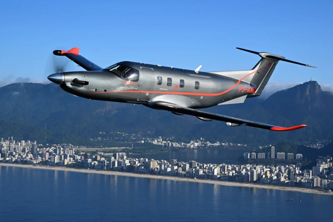 PC12-PC24-Rio2023-067 - 1 - -1- (1) avião sobrevoando oceano