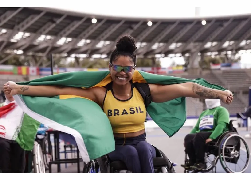 Raissa Machado celebrando vitória no Mundial de Atletismo