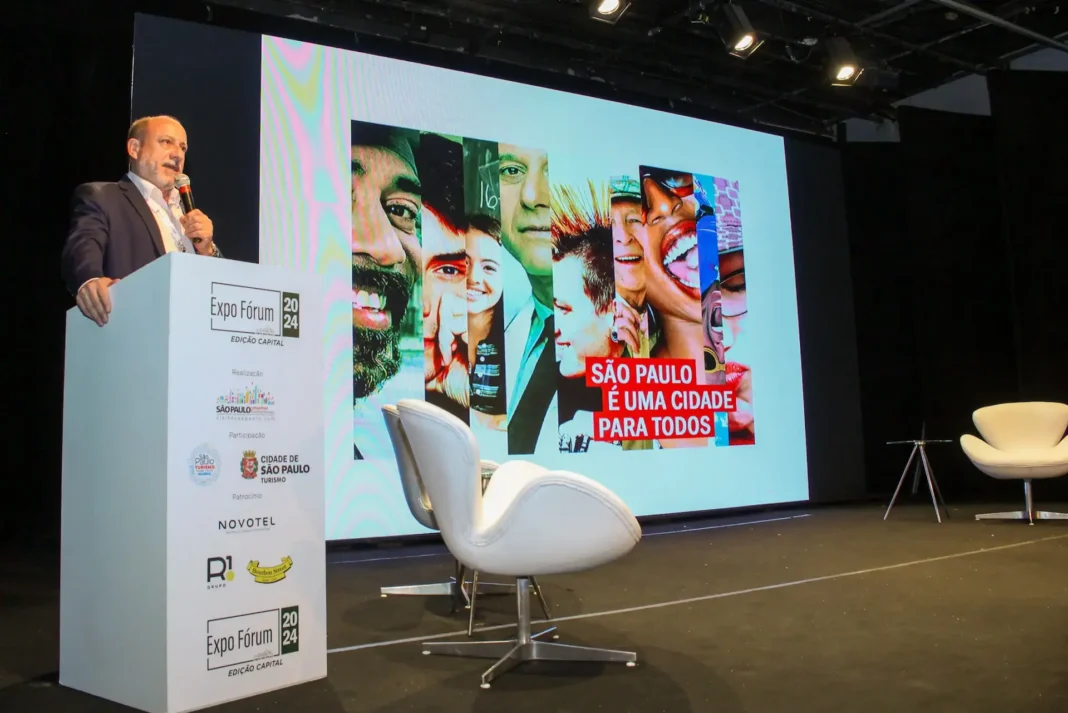Homem vestido de terno se apresentando em palco de evento