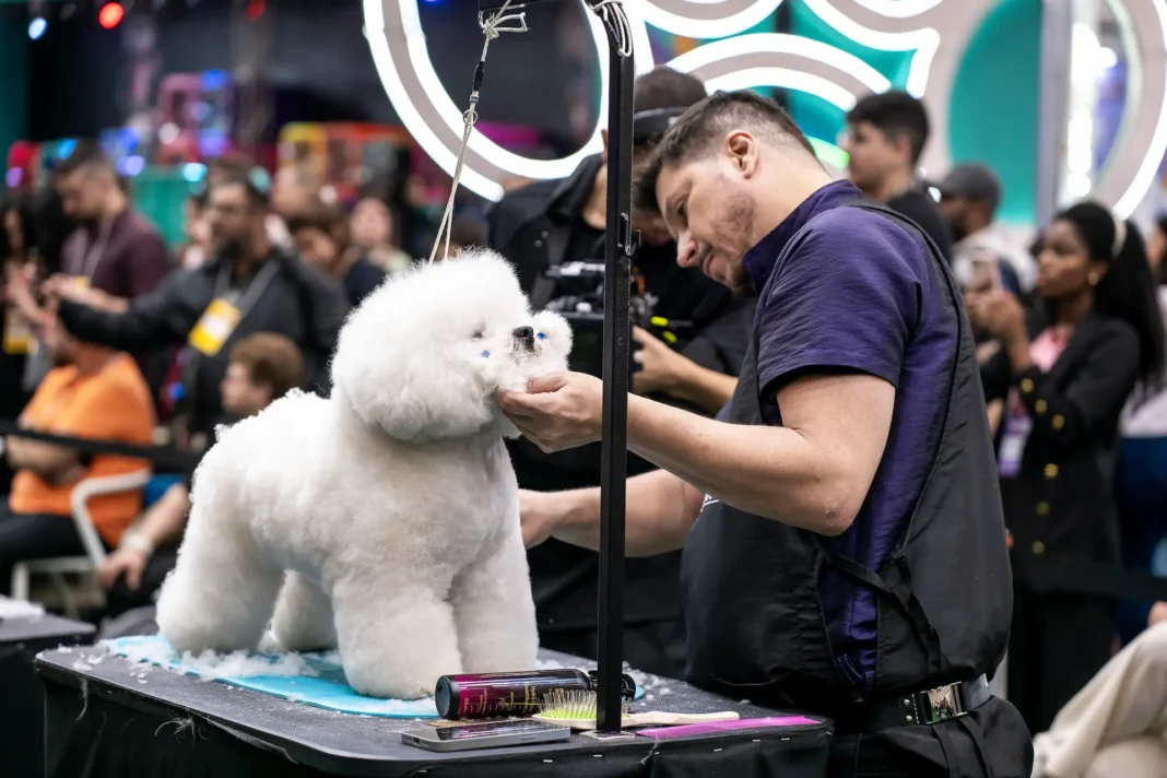 PET VET Profissional tosando cachorro em evento