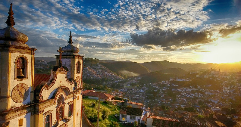 Ouro Preto conta 
com mais de
 20 igrejas e capelas 
de arquitetura 
barroca, conferindo 
um charme único e
 especial para os 
votos de amor, 
como a Igreja 
Santa Efigênia