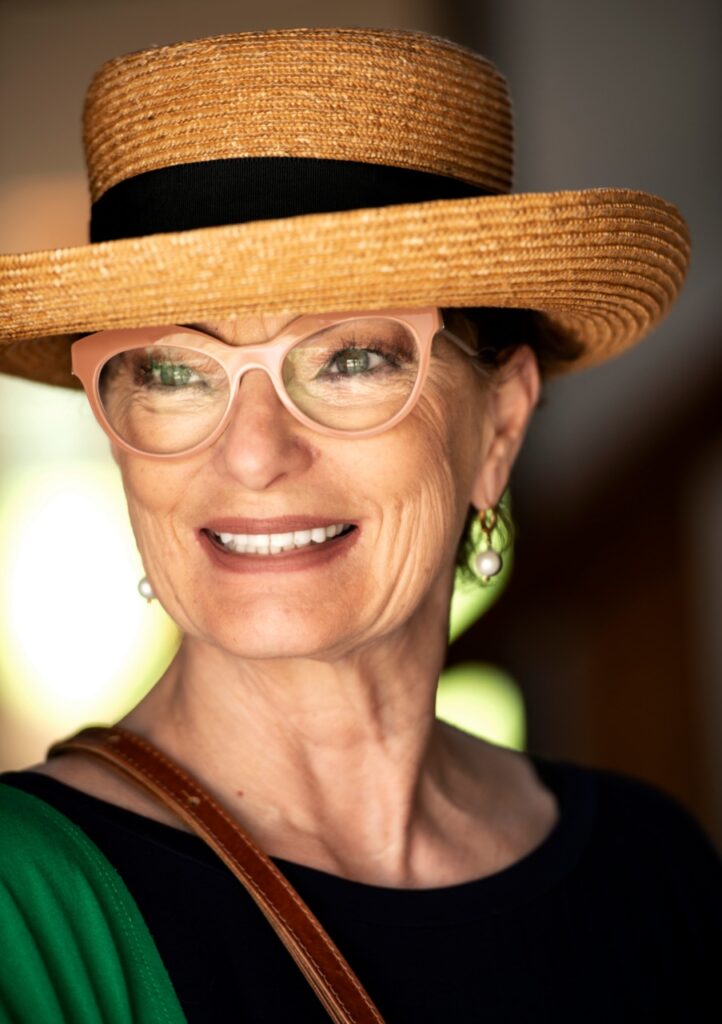 CHRIS AYROSA – CENÓGRAFA, DESIGNER DE EXPERIÊNCIAS, PALESTRANTE E EMPRESÁRIA